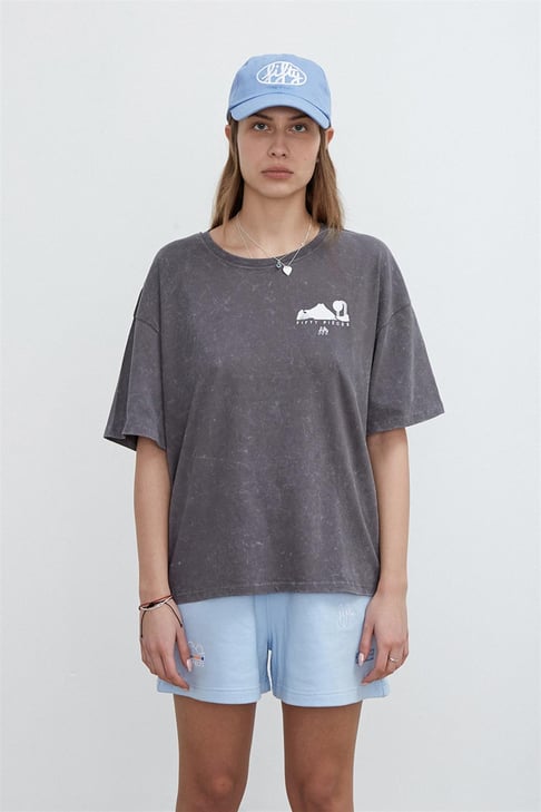 Kadın Antrasit Sırt Baskılı Yıkamalı Oversize T-shirt