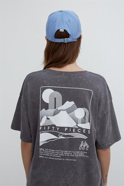 Kadın Antrasit Sırt Baskılı Yıkamalı Oversize T-shirt